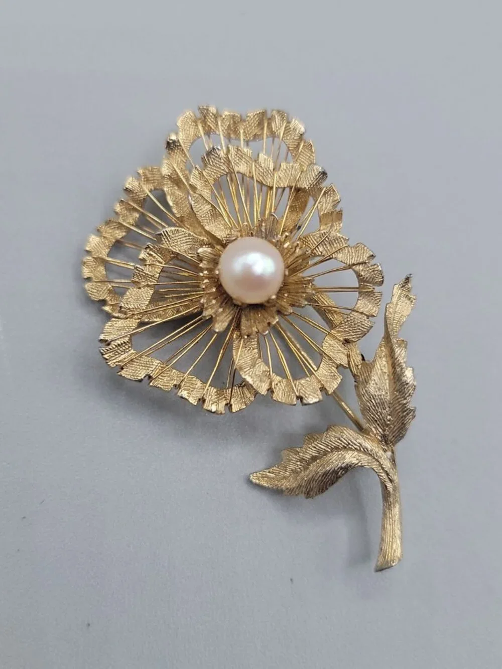 Brooks Flower Brooch Pin Gold Faux Pearl Wire Detail Prong Set Gold Tone Vintage